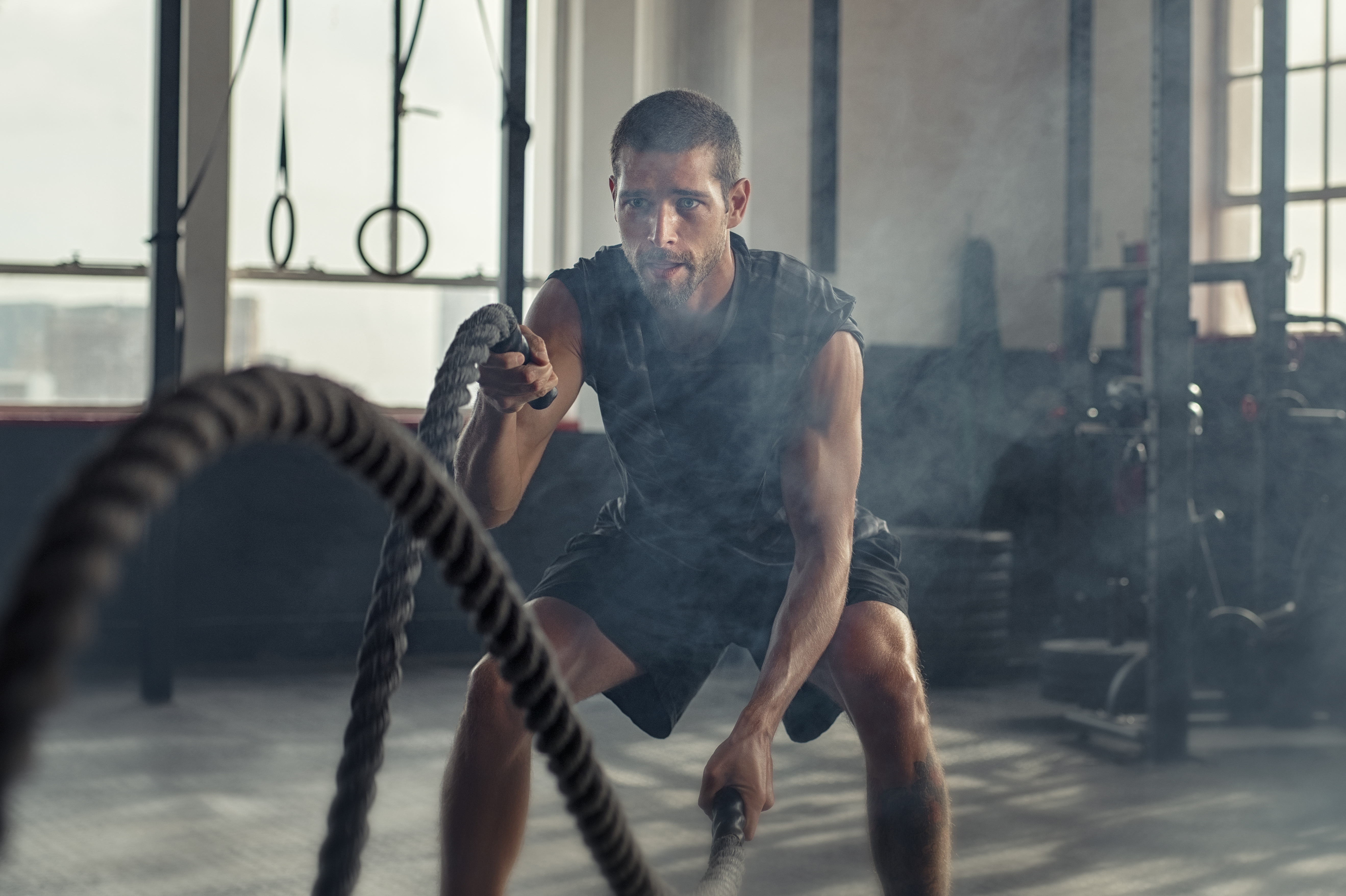 Sportler mit Battle Ropes – Symbolbild