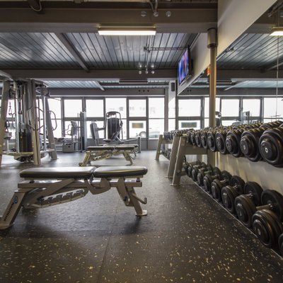 Freihanteltraining im Fitness Express Renningen