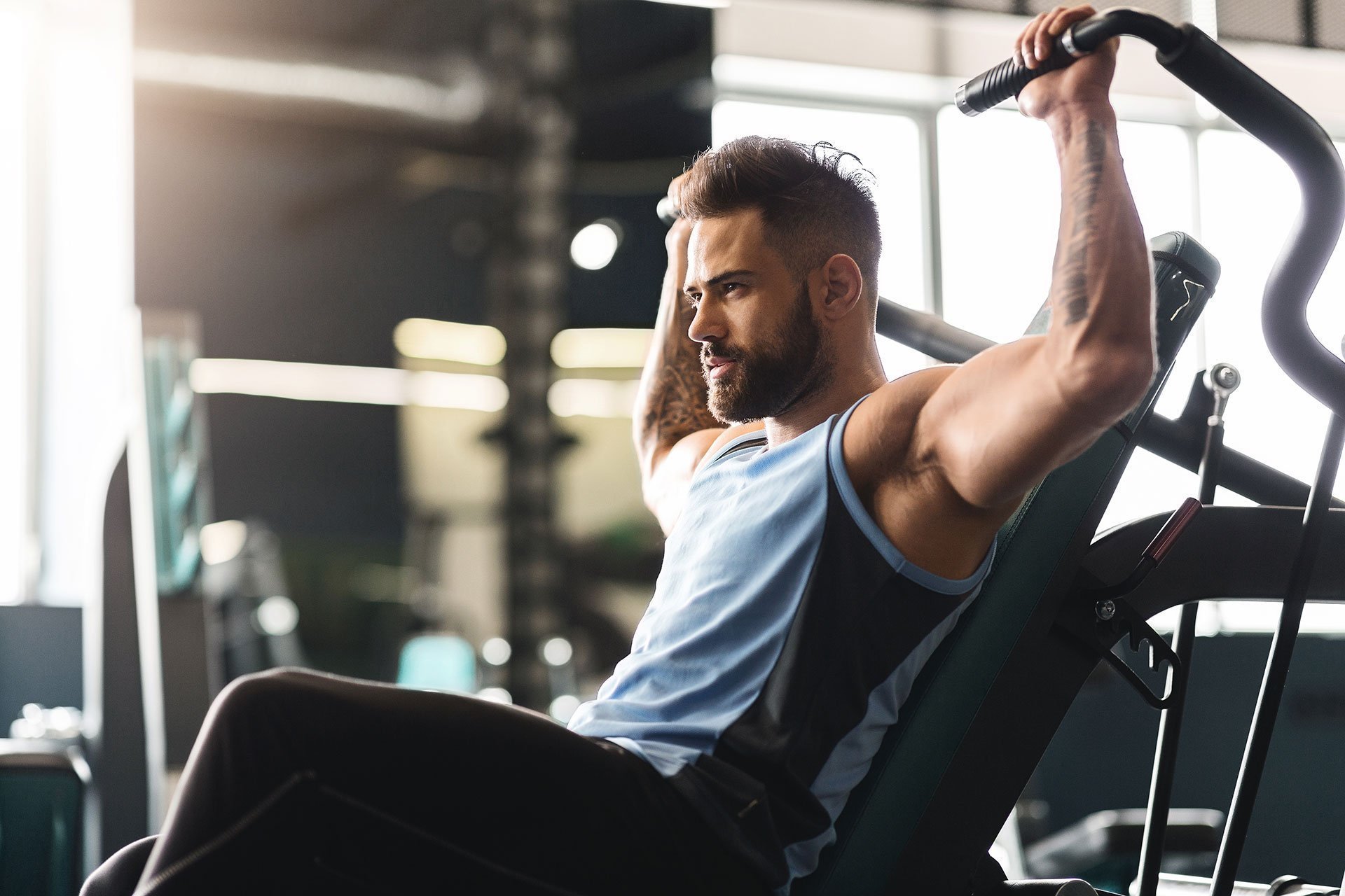 Umkleidebereich mit Einzelkabinen und Schließfächern – Visualisierung von Fitness Express Go Stetten